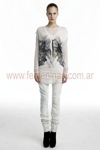 Remera estampa batik pantalon slim blanco Helmut Lang